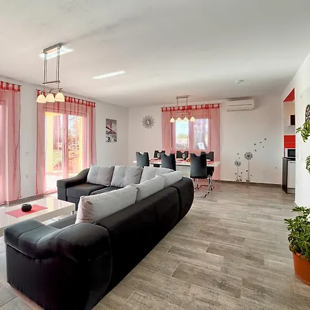 Cozy Paradiso With Pool Immersed In The Greenery Villa *